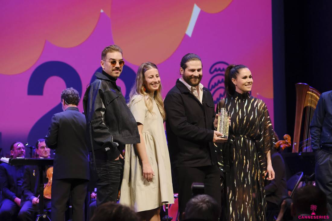 Productions J signe avec la société de production Newen Studios en France pour l’adaptation de la série COMPLÈTEMENT LYCÉE sur le territoire français